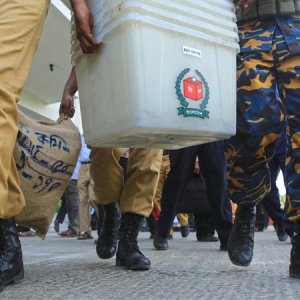 নির্বাচনি ট্রেন কি লাইনচ্যুত হতে যাচ্ছে?