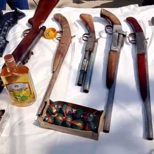 রাউজানে বসতঘর থেকে বিপুল পরিমাণ আগ্নেয়াস্ত্র উদ্ধার