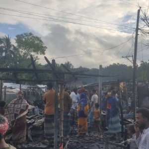 সাতক্ষীরায় অগ্নিকাণ্ডে ৮ দোকান পুড়ে ছাই