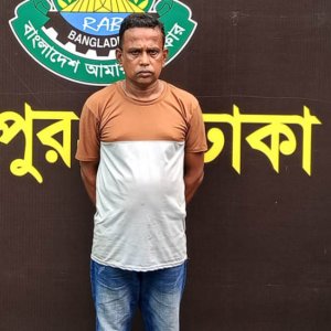 বাসে নারীকে হেনস্তার ঘটনায় হেলপার গ্রেফতার