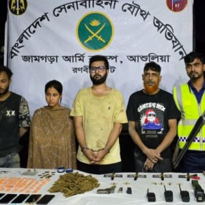 অভিনেতা মন্টুর বাড়িতে অভিযান: পিস্তল-গুলি-ইয়াবা উদ্ধার, আটক ৪