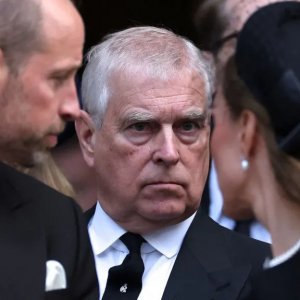 রাজকীয় উপাধি কেন হারালেন অ্যান্ড্রু, থাকবেন কোথায়?