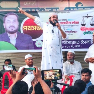 ‘আল্লাহর কসম, আমাদের ভোট দিলে রাষ্ট্রের সব সুবিধা কাঁধে করে বাড়িতে পৌঁছে দেবো’