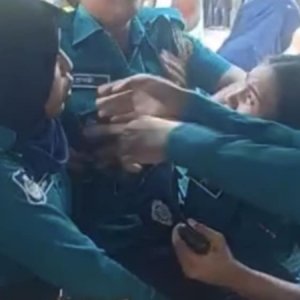 স্টেডিয়ামে নিরাপত্তার জন্য যাওয়ার পথে বাস উল্টে ২৭ পুলিশ আহত