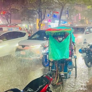 ভারী বৃষ্টিতে রাজধানীজুড়ে যানজট, জলাবদ্ধতায় চরম ভোগান্তি