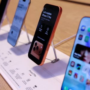 অ্যাপলের রেকর্ড আইফোন বিক্রি, বিশ্লেষকদের প্রত্যাশাকেও ছাড়িয়ে গেলো