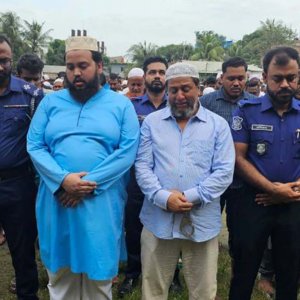 ৩ ঘণ্টার প্যারোলে মুক্তি পেয়ে স্ত্রীর জানাজায় এসে কাঁদলেন যুবলীগ নেতা