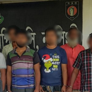 নরসিংদীতে র্যাবের অভিযানে বিপুল অস্ত্র উদ্ধার, গ্রেফতার ৮