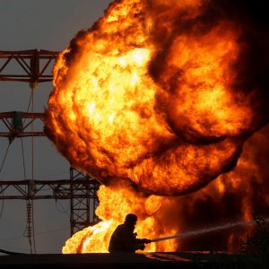 ইউক্রেনে রুশ বিমান হামলায় বিদ্যুৎহীন হাজারো মানুষ