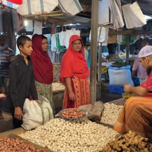 হিলিতে দুই দিনে পেঁয়াজের দাম কেজিতে বেড়েছে ৩০ টাকা