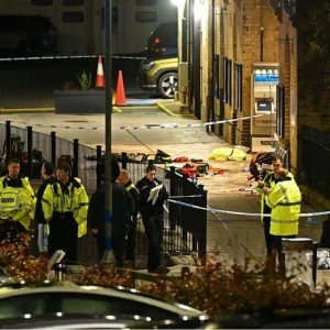 যুক্তরাজ্যে ট্রেনে ছুরিকাঘাতে আহত ১০, দুই সন্দেহভাজন আটক