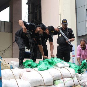 কাওরান বাজারে ২৮৭০ কেজি পলিথিন জব্দ, দুই প্রতিষ্ঠানকে জরিমানা