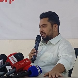 ড. ইউনূসকেই জুলাই সনদ আদেশ জারি করতে হবে: নাহিদ ইসলাম