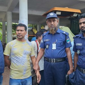 পচা মাংস হোটেলে সরবরাহের সময় ব্যবসায়ী আটক