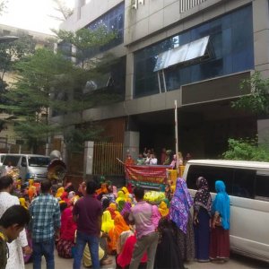 কারখানা বন্ধের প্রতিবাদে শ্রম ভবনের সামনে শ্রমিকদের বিক্ষোভ