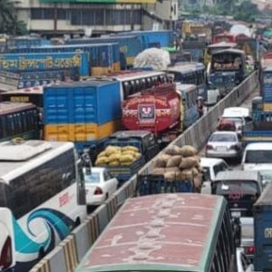 পোশাকশ্রমিকের মৃত্যুর পর ঢাকা-চট্টগ্রাম মহাসড়ক অবরোধ, যানজট