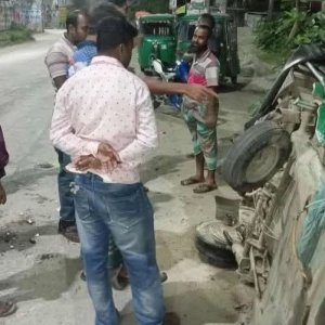 সিএনজি অটোরিকশায় ট্রাকচাপা, নিহত ২