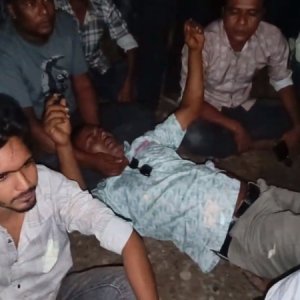 নেতাকে মনোনয়ন না দেওয়ায় রাস্তায় শুয়ে অনুসারীদের বিক্ষোভ