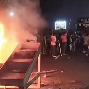 বিএনপির মনোনয়ন না পাওয়ায় এক্সপ্রেসওয়েতে টায়ার জ্বালিয়ে অবরোধ-বিক্ষোভ