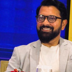 যাচ্ছেন না, থাকছেন তাহসান