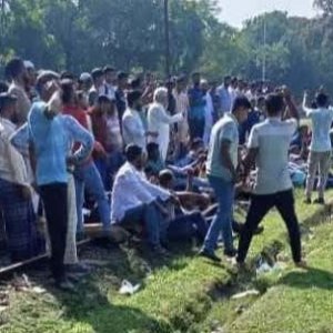 গৌরীপুরে বিএনপি প্রার্থীর মনোনয়ন পরিবর্তনের দাবিতে রেলপথ অবরোধ