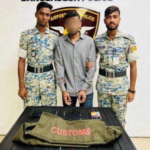 কাস্টমস কর্মকর্তা পরিচয়ে বিমানবন্দরে প্রতারণা, আটক ১