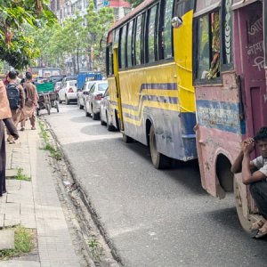 ছুটে চলা শহরে স্থবির জীবন
