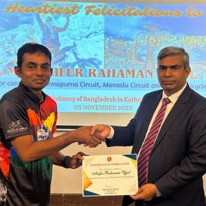 সাইকেল নিয়ে হিমালয় অঞ্চলে ট্রেকিং: আরিফুরকে সম্মাননা দিলো দূতাবাস
