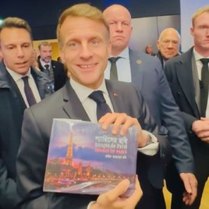 ফ্রান্সের প্রেসিডেন্টের হাতে বাংলাদেশি আলোকচিত্রীর ‘প্যারিসের ছবি’