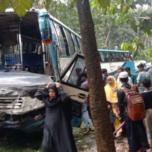মহাসড়কে বাস-মাইক্রোবাস সংঘর্ষে প্রাণ হারালেন ৫ জন