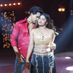 আকাশ-কণার গানে আলভি-জেরিন