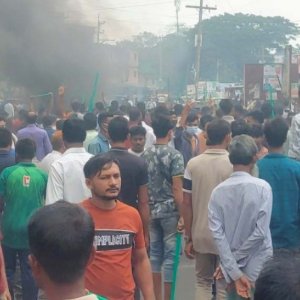 মনোনয়ন না পাওয়ায় বিএনপি নেতার কর্মী-সমর্থকদের সড়ক অবরোধ