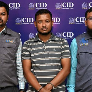 ওসি-ডিআইজি পরিচয়ে ১৫ লাখ টাকা হাতিয়ে নেওয়া ব্যক্তি গ্রেফতার