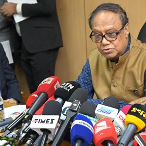 ৫ ব্যাংকের শেয়ার এখন শূন্যমূল্যের, কেউ ক্ষতিপূরণ পাবেন না: গভর্নর