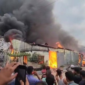 গাজীপুরে ঝুট গুদামে আগুন, নিয়ন্ত্রণে কাজ করছে ৪ ইউনিট