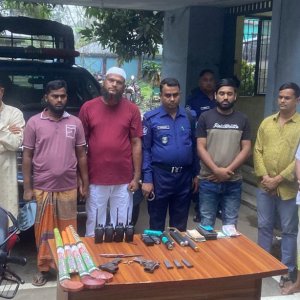 অস্ত্রসহ সাবেক ছাত্রদল নেতা ও তার সাত সহযোগী গ্রেফতার