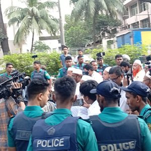 ৮ দলের মিছিল আটকে দিলো পুলিশ, স্মারকলিপি নিয়ে যমুনায় নেতারা