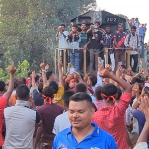 কিশোরগঞ্জ-৫ আসনে ইকবালকে প্রার্থী করার দাবিতে ট্রেন আটকে বিএনপি নেতাকর্মীর বিক্ষোভ