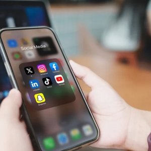 সামাজিক মাধ্যমে পোস্ট দেওয়ার আগে নিজেকে ৪টি প্রশ্ন করুন