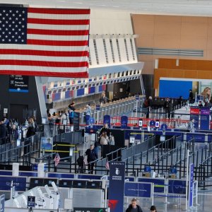 শাটডাউনে যুক্তরাষ্ট্রে শত শত ফ্লাইট বাতিল