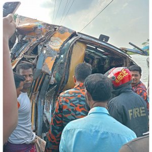 মোটরসাইকেলকে চাপা দিয়ে বাস উল্টে খাদে, ২ জন নিহত