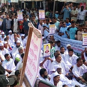 দিনাজপুরে বিএনপির প্রার্থীর নাম বাতিলের দাবিতে কাফনের কাপড় পরে মিছিল