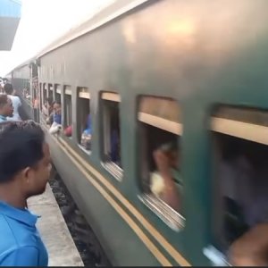 ৩ দশক পর ফুলতলা স্টেশনে দুই ট্রেনের যাত্রাবিরতি