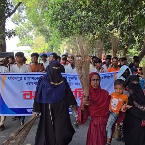 সম্ভাব্য স্বতন্ত্র প্রার্থীর তোরণ ভাঙচুর, প্রতিবাদে ঝাড়ু মিছিল