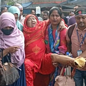 শাহবাগে শিক্ষকদের পদযাত্রায় পুলিশে বাধা, লাঠিচার্জ