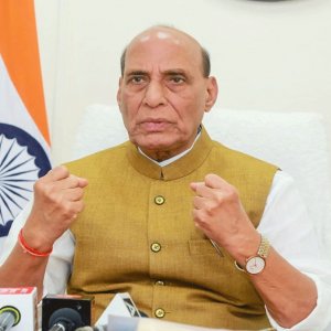 প্রধান উপদেষ্টাকে কথা বলার ক্ষেত্রে সংযত থাকার আহ্বান ভারতের প্রতিরক্ষামন্ত্রীর