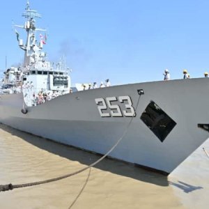 ৪ দিনের জন্য বাংলাদেশে আসা পাকিস্তানের জাহাজকে অভ্যর্থনা জানালো ‘স্বাধীনতা’