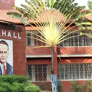 ঢাবির স্যার এ এফ রহমান হলে ভিপি-জিএসের জন্য ‘সিঙ্গেল রুম’ প্রস্তাব নিয়ে বিতর্ক