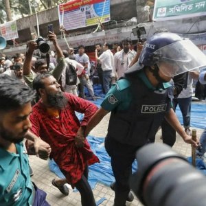 প্রাথমিকের সহকারী শিক্ষকদের ৩ দফা: পুলিশি নির্যাতনের প্রতিবাদ