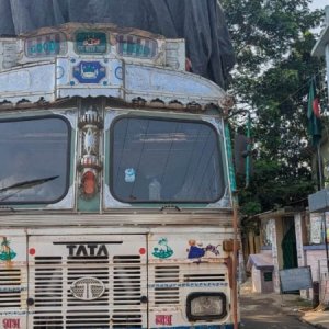 ১১ বছর পর হিলি স্থলবন্দর দিয়ে ভারত থেকে এলো আপেল